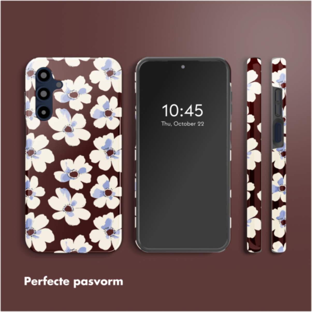 Telefono e custodie su sfondo marrone. Le custodie hanno un motivo floreale bianco e blu. Lo schermo mostra l'ora e la data.