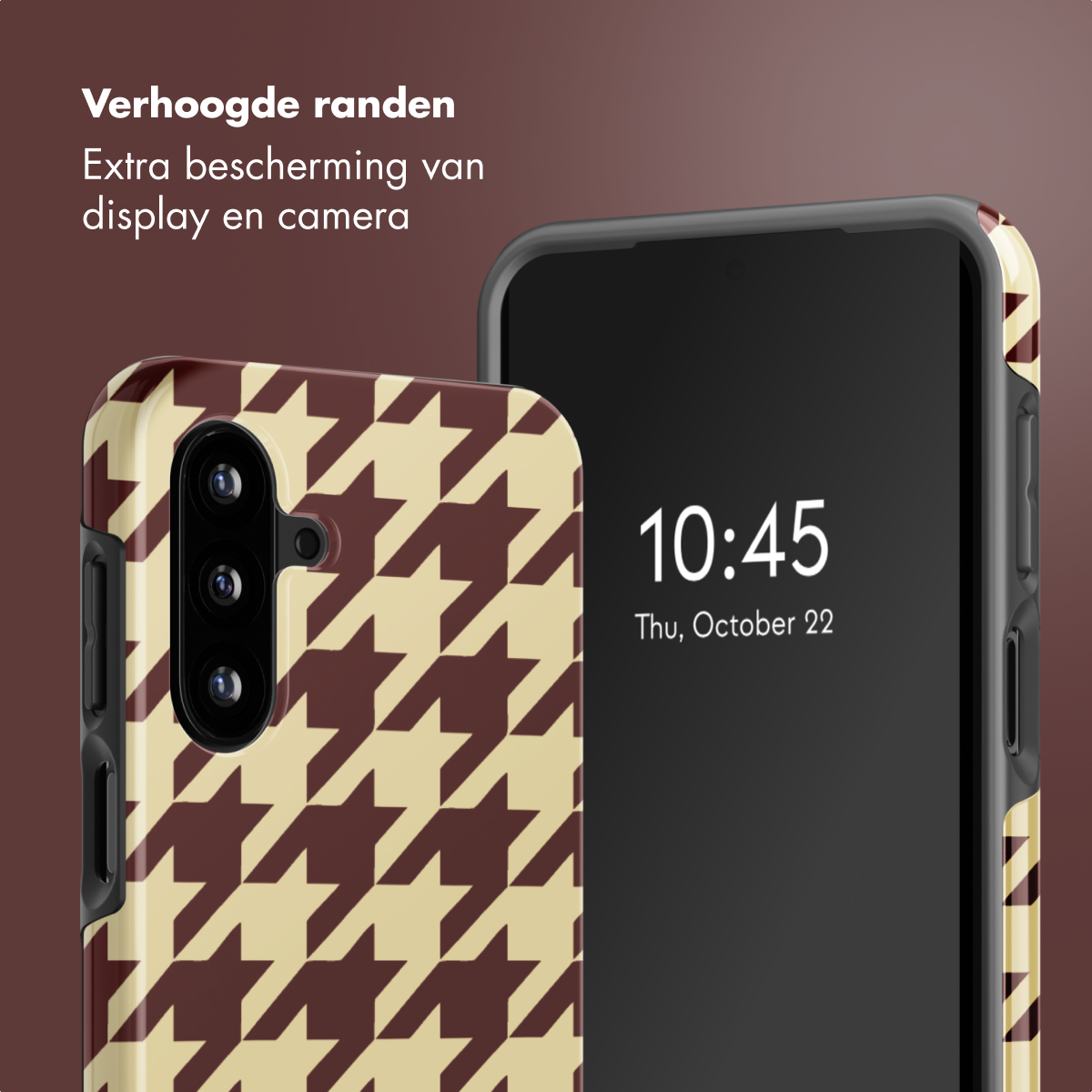 Een smartphone met een pied-de-poule telefoonhoesje. Het scherm toont de tijd en datum. De hoes is bordeauxrood en beige.
