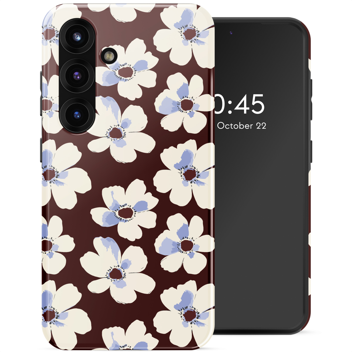 Een telefoon met een bloemenhoesje met witte en blauwe bloemen op een bruine achtergrond. Het telefoonscherm toont de tijd en datum.