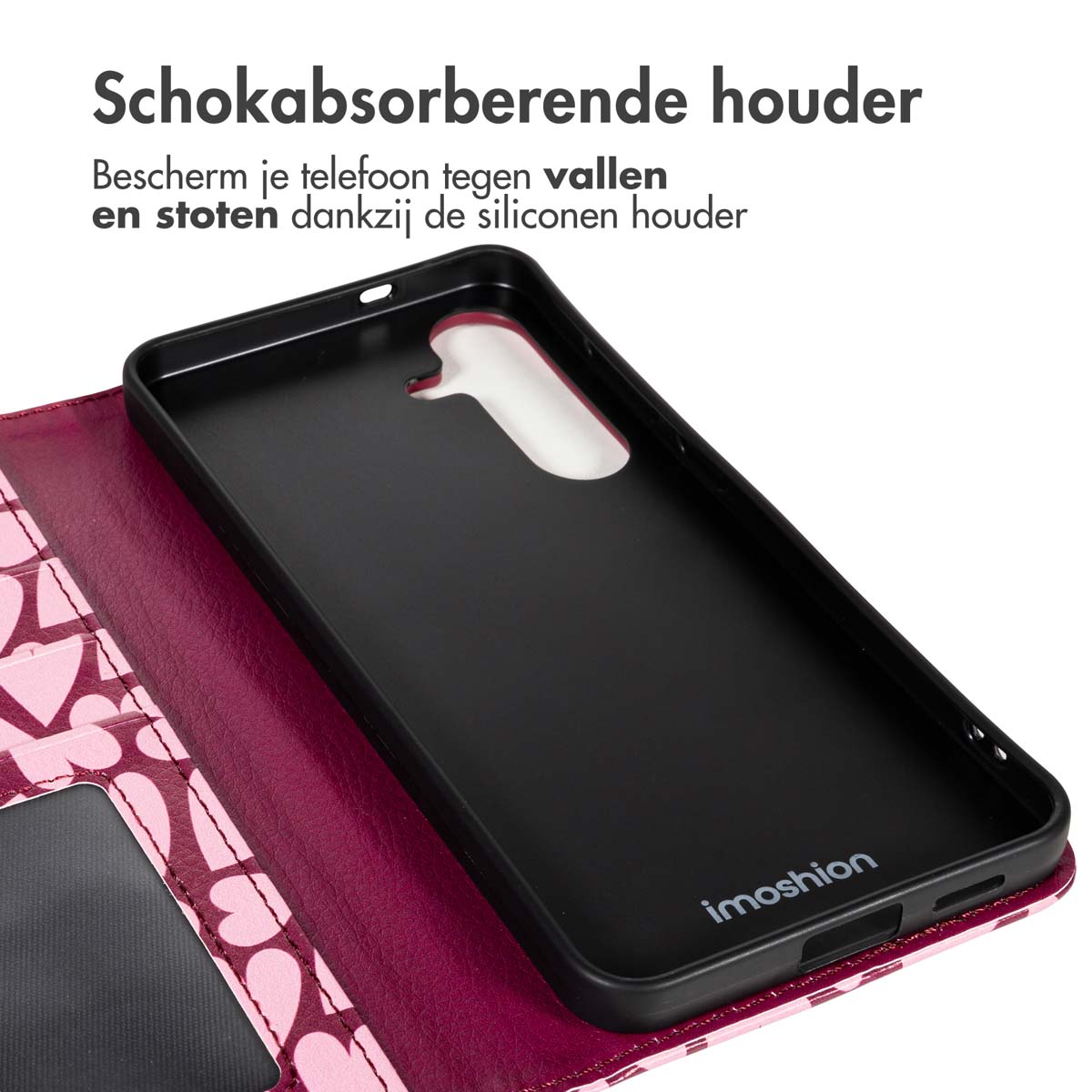 Zwarte telefoonhoes met open ontwerp, bordeauxrode lederen hoes met roze hartjes. De hoes is open om de binnenkant te laten zien.