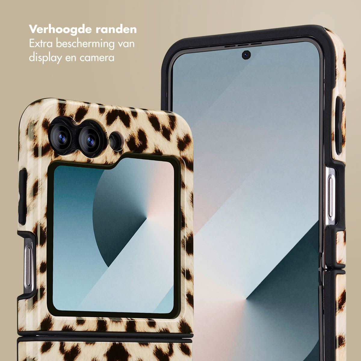 Twee smartphones met luipaardprint hoesjes. Eén open, toont scherm, de ander dicht. Beide hebben verhoogde randen voor bescherming.