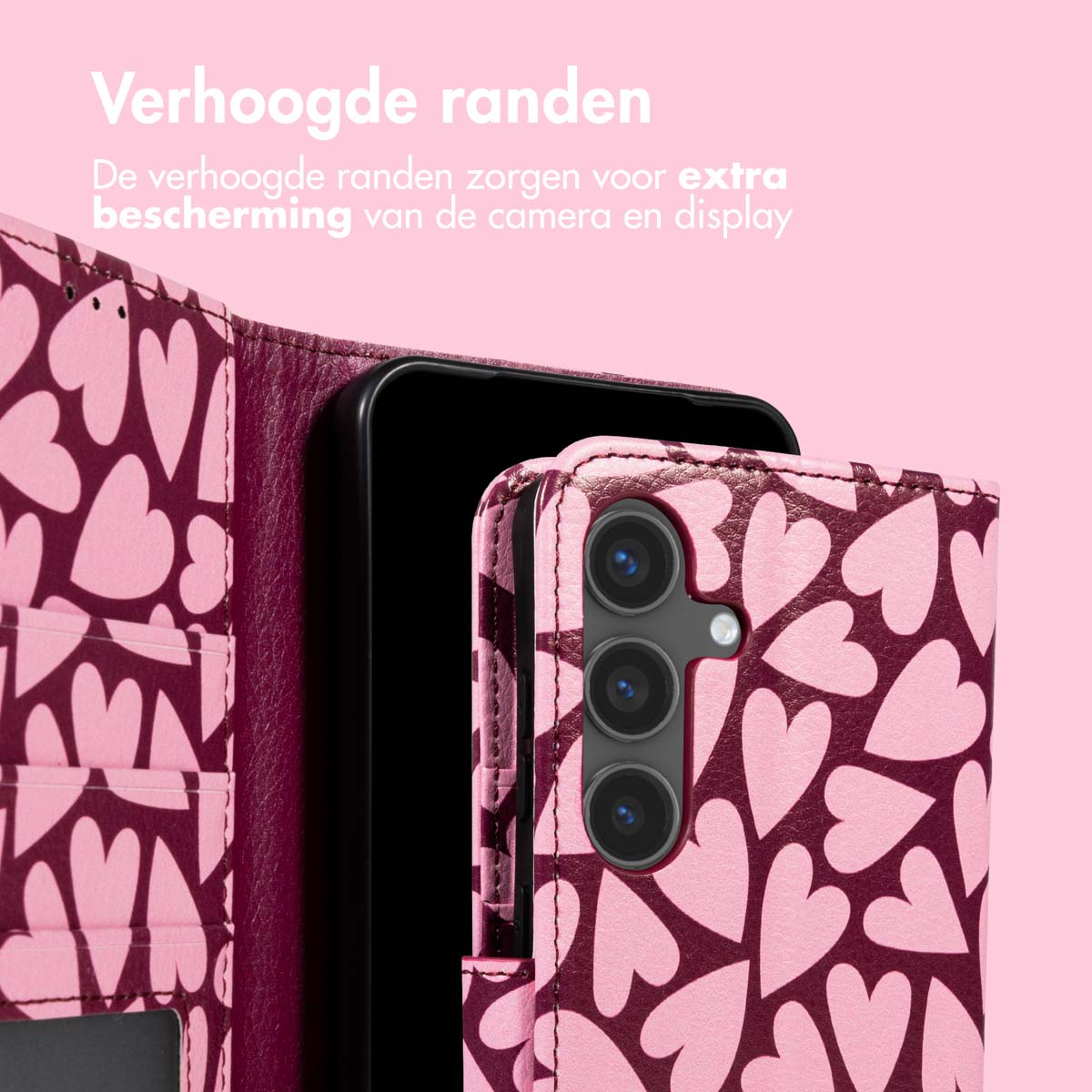 Roze telefoonhoesje met hartjespatroon, beschermt een zwarte telefoon. Tekst bovenaan: Verhoogde randen. Achtergrond: roze.