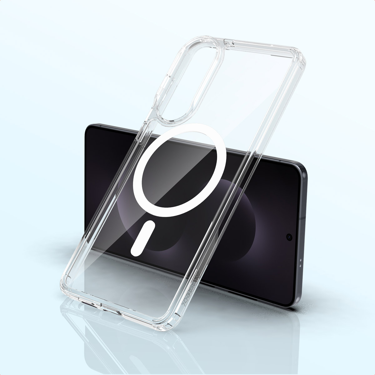 Une coque de téléphone transparente avec un anneau magnétique blanc et un téléphone sont sur une surface bleu clair. Le téléphone est noir.