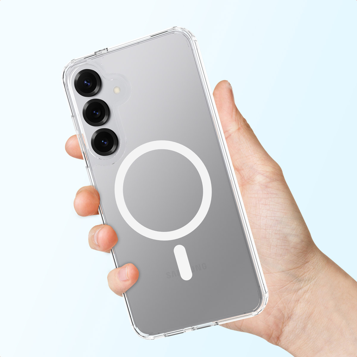 Una mano che tiene una custodia trasparente per telefono sopra un telefono. La custodia ha un anello bianco e un segno meno. Lo sfondo è azzurro.