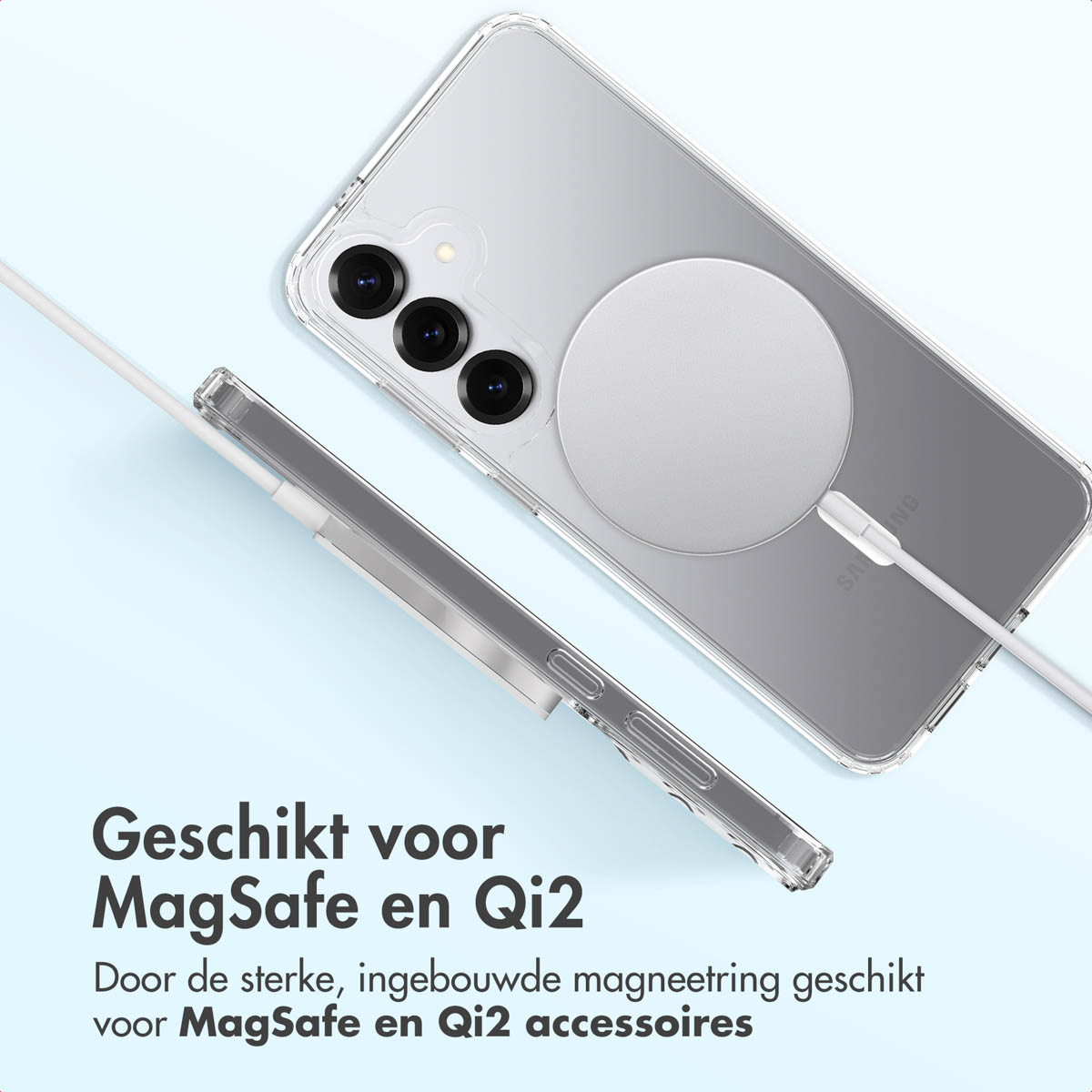 Una custodia trasparente con un caricatore MagSafe bianco collegato a un telefono. Un cavo bianco è collegato. Testo: Adatto per accessori MagSafe e Qi2.