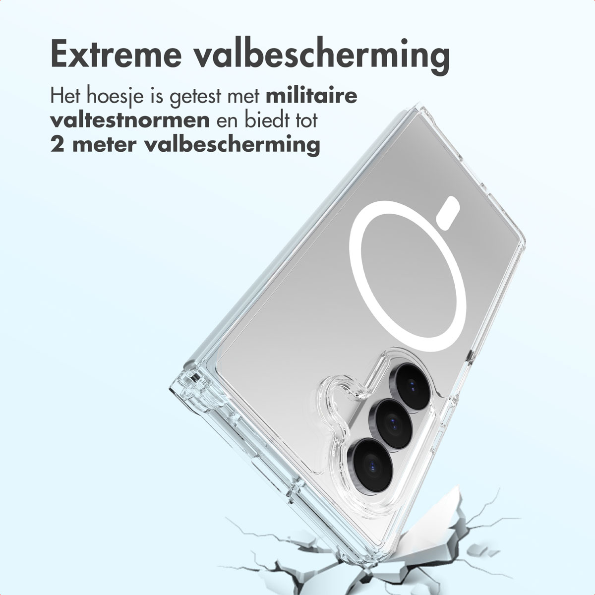 Une coque de téléphone transparente avec un anneau blanc, en angle, avec du texte sur la protection extrême contre les chutes. La coque brise une surface en dessous.