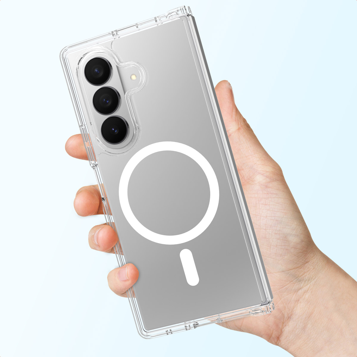 Une main tient une coque de téléphone transparente. La coque a un cercle blanc avec un signe moins. Le téléphone a trois lentilles.