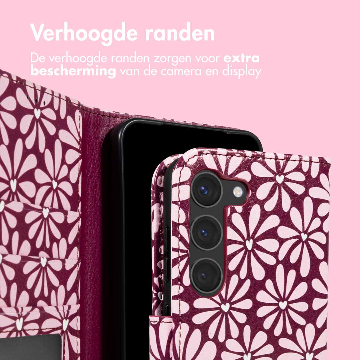 Un téléphone dans un étui bordeaux à motifs avec des bords surélevés. L'étui a un motif floral sur fond rose. Texte en haut.