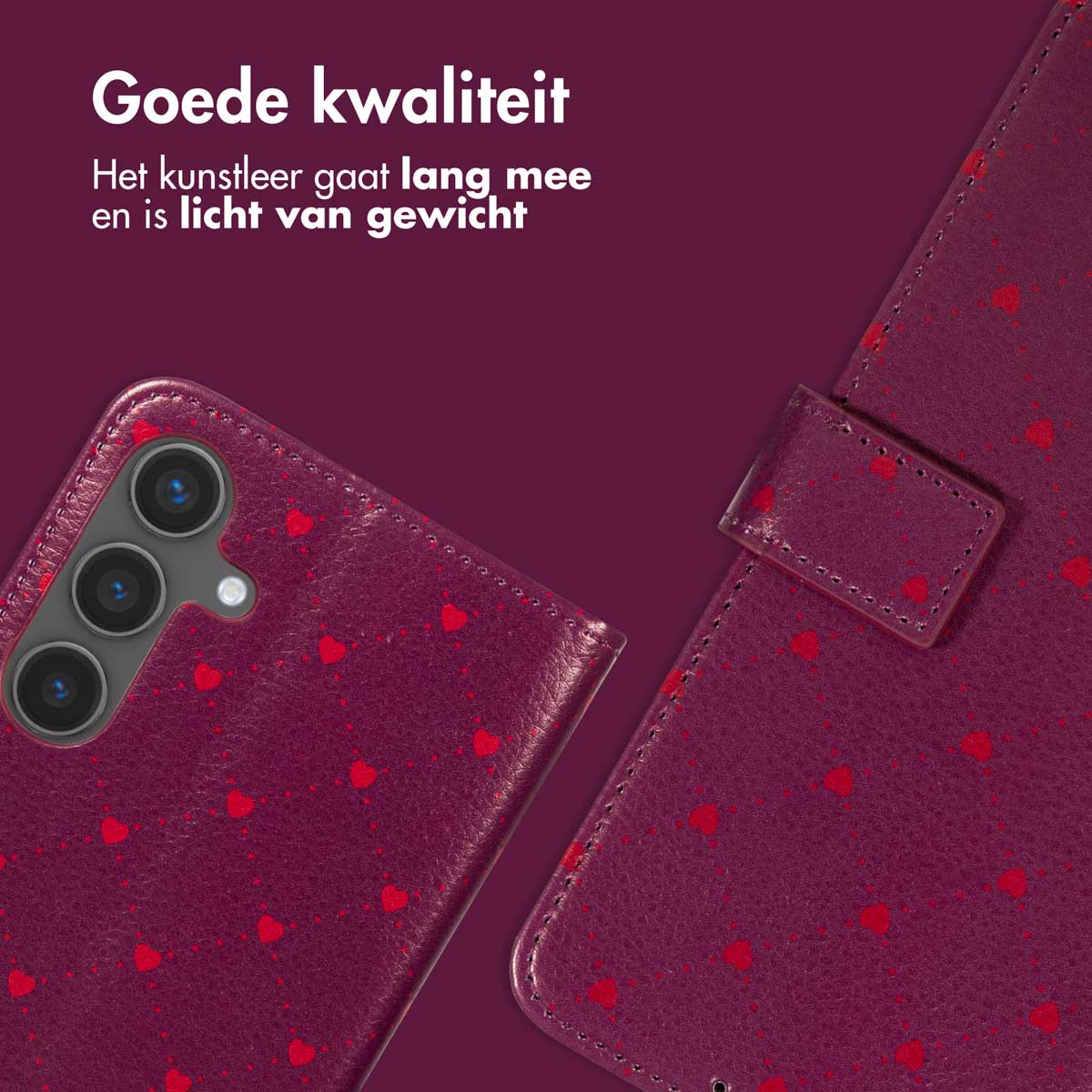 Een close-up van een bordeauxrode telefoonhoes met rode hartpatronen. De hoes is open en toont de camera van de telefoon. Tekst bovenaan.