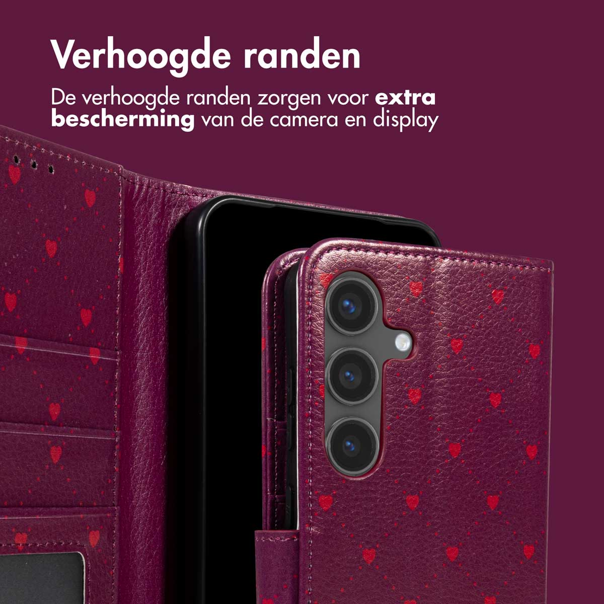Een bordeauxrode telefoonhoes met rode hartpatronen. De camera van de telefoon is zichtbaar. Boven staat 'Verhoogde randen'.