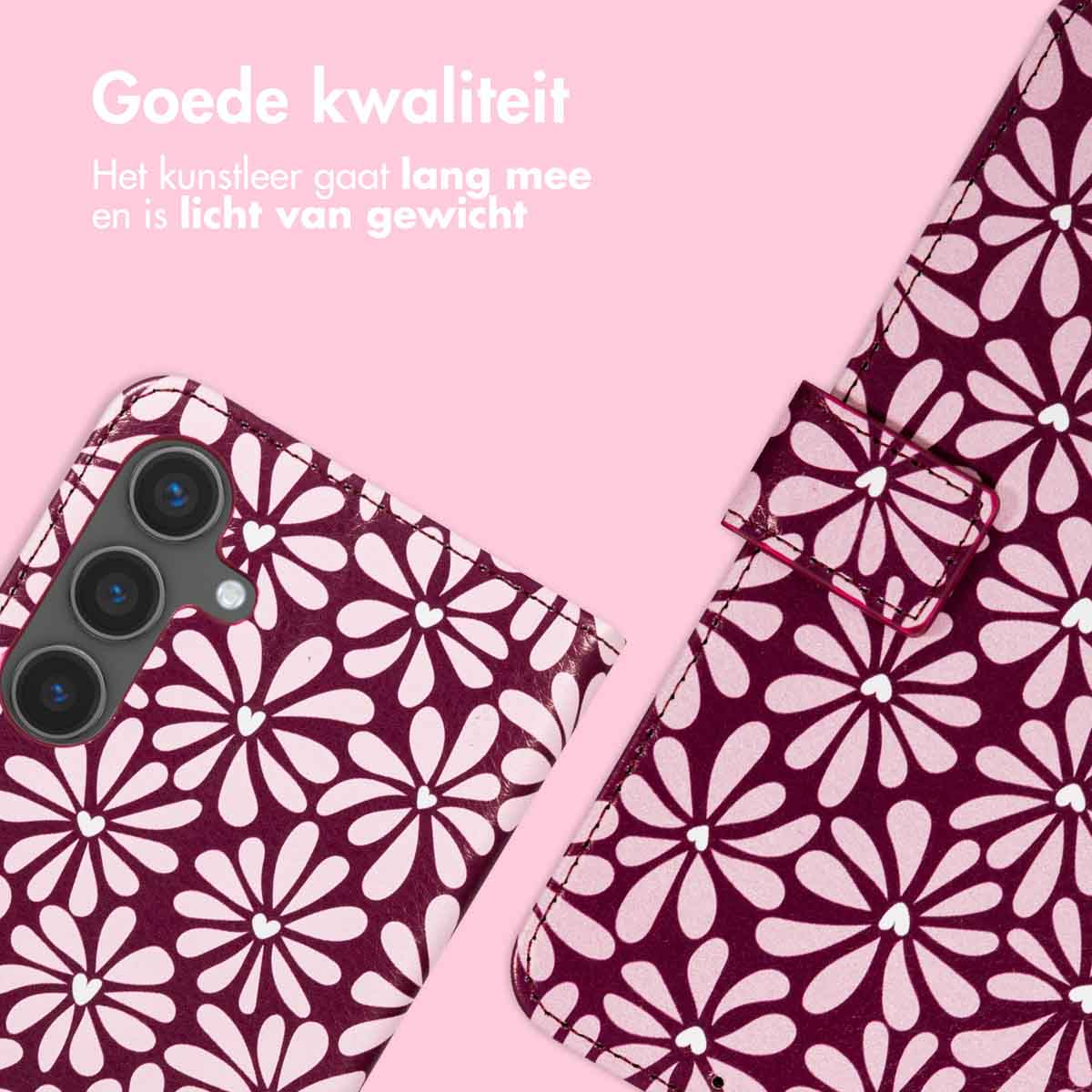 Close-up van een telefoonhoesje met een bloemenpatroon in wit op een bordeauxrode achtergrond. Roze achtergrond met tekst.