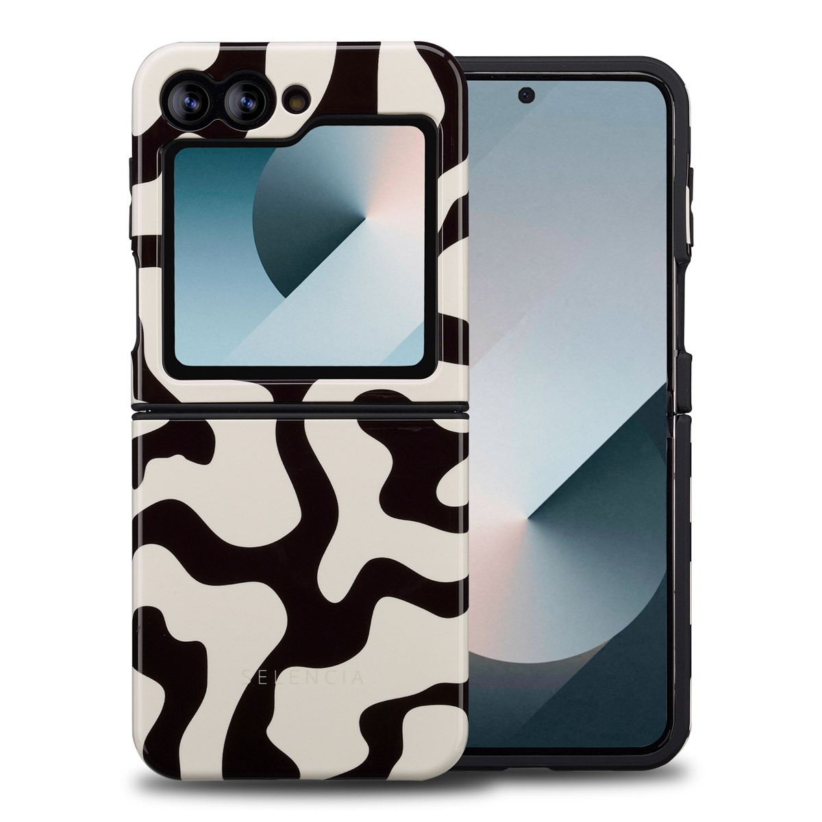 Een telefoonhoesje met een koeienprint staat naast een telefoon. De hoes is beige en zwart, de telefoon is zwart en grijs.