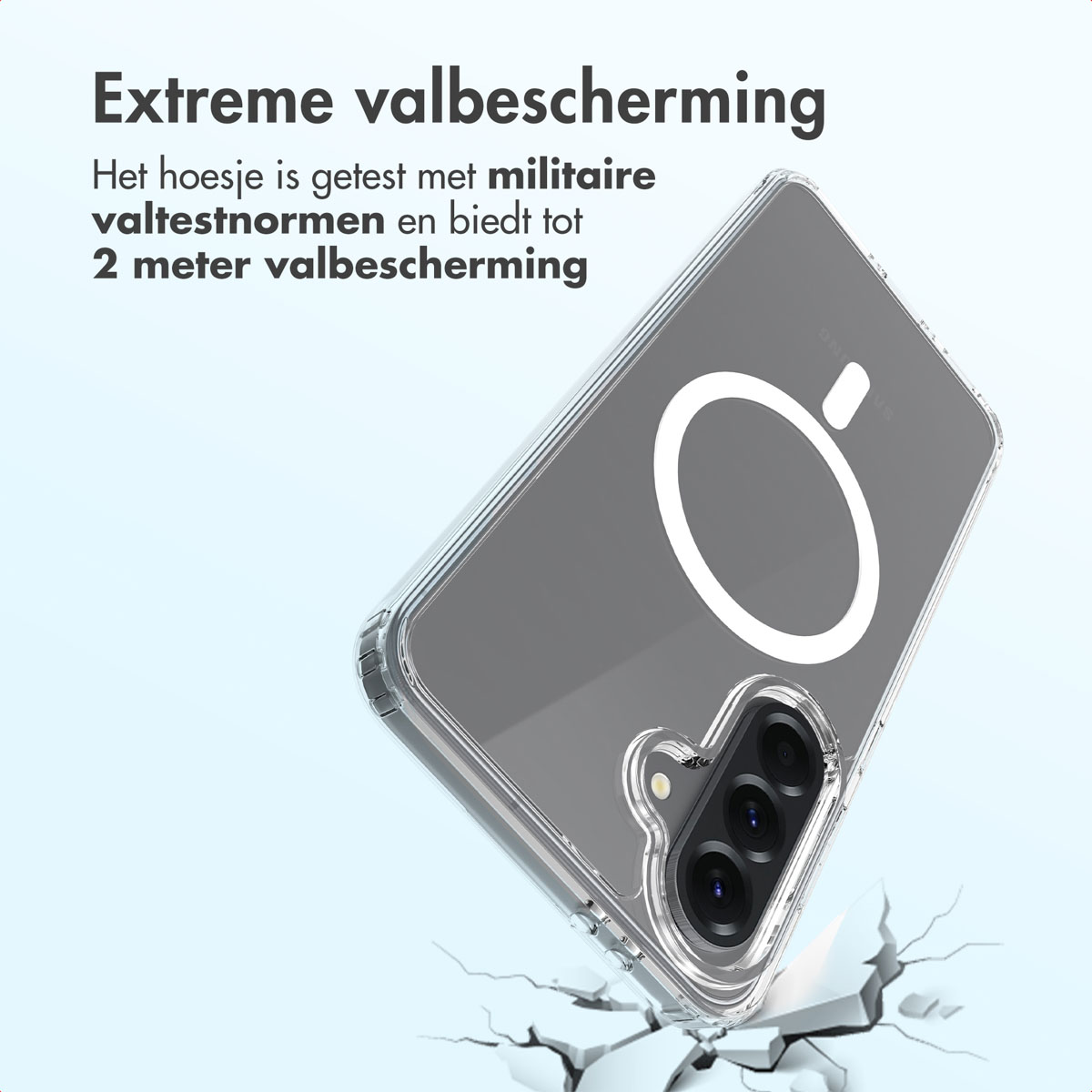 Een doorzichtige telefoonhoes wordt in een hoek getoond, met tekst die de kenmerken beschrijft. De hoes lijkt schokbestendig te zijn, rustend op een gebarsten grond.