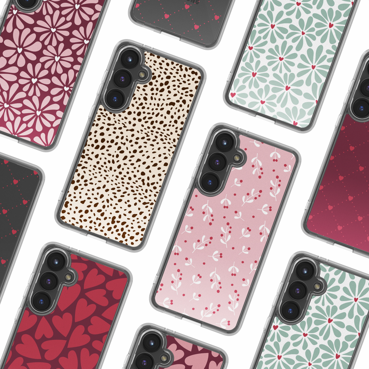 Verzameling telefoonhoesjes met verschillende ontwerpen, waaronder bloemen, luipaardprint en hartjespatronen, tegen een witte achtergrond.