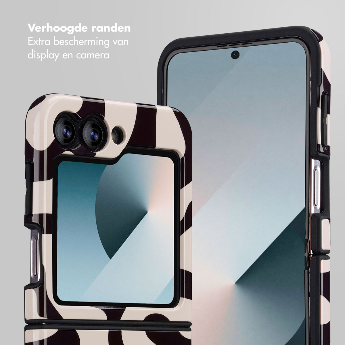 Twee smartphones in hoesjes, één open, één dicht. De hoesjes hebben een zwart-wit koeienprint design. De open telefoon heeft een helder scherm.