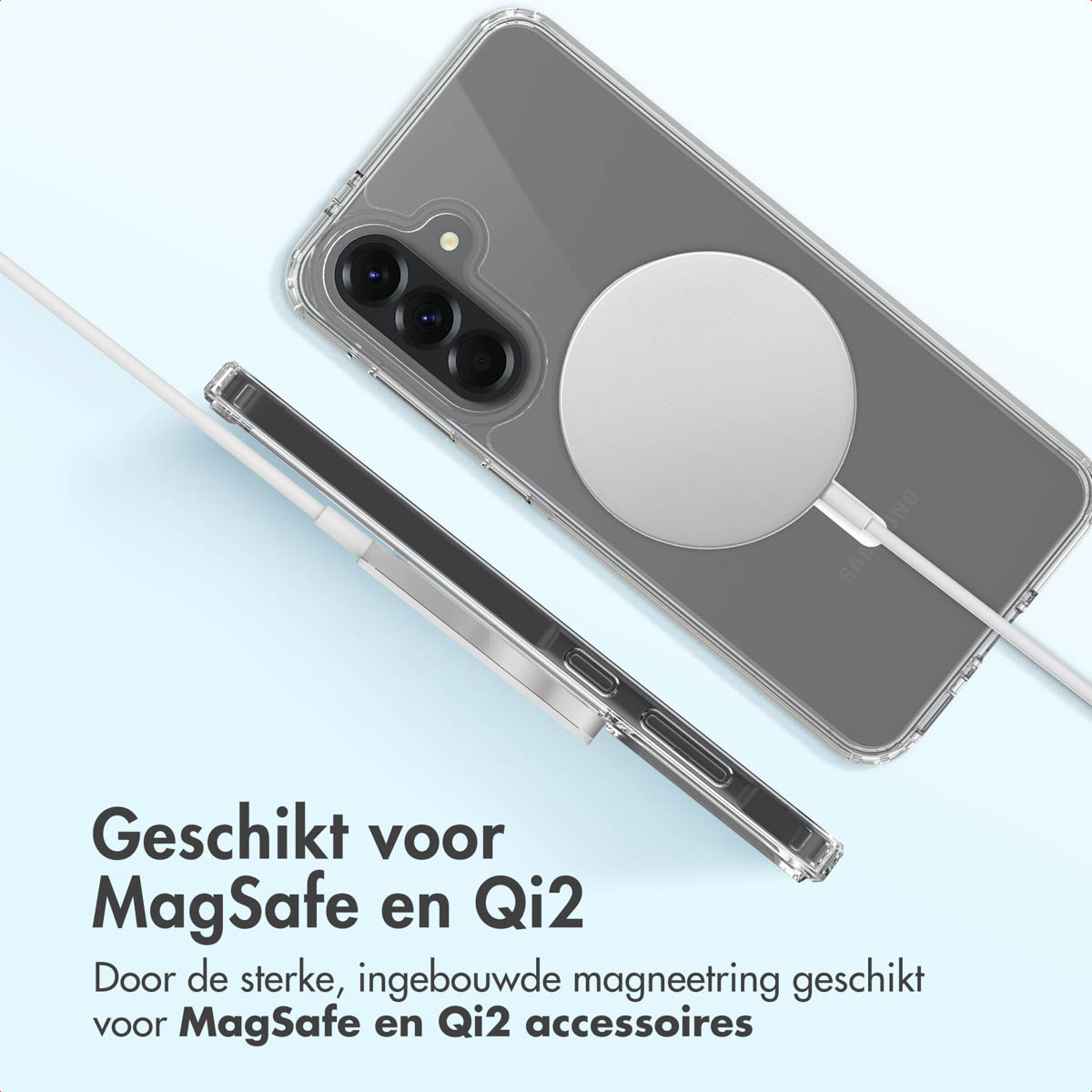 Een telefoon met een doorzichtige hoes heeft een witte oplader. De tekst luidt 'Geschikt voor MagSafe en Qi2'.