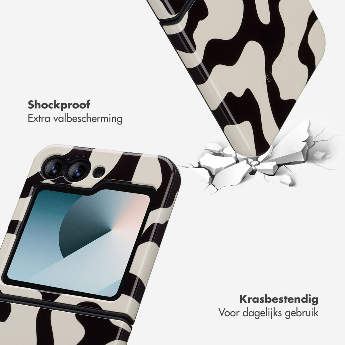 Twee telefoonhoesjes met een zwart-wit koeienpatroon. Eén staat rechtop, de andere valt en raakt een oppervlak, waardoor scheuren ontstaan.