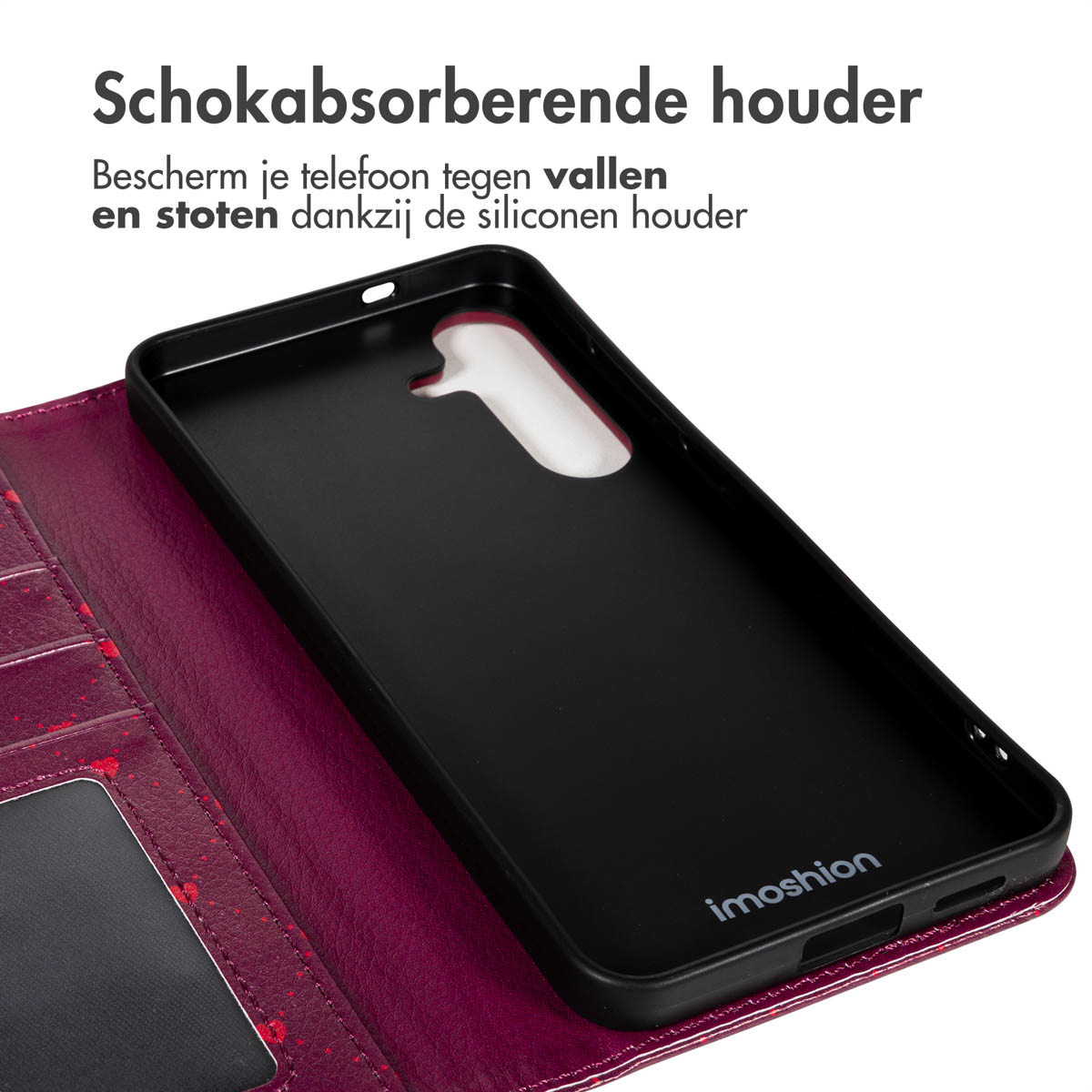 Een zwarte telefoonhoes met witte binnenkant, open op een rood patroon. Tekst: 'Schokabsorberende houder'.
