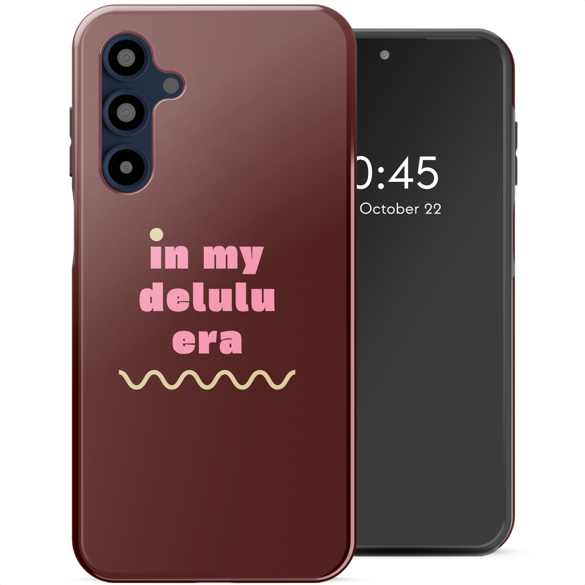 Een telefoonhoesje met 'in my delulu era' in roze tekst, een golflijn en een telefoon met de tijd 0:45, 22 oktober.
