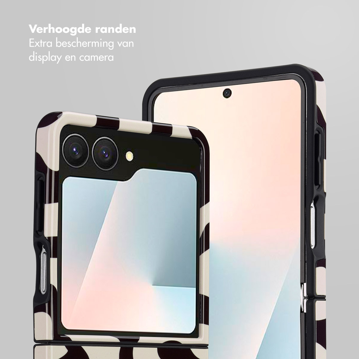 Deux smartphones avec étuis. L'un est plié, l'autre ouvert. Les deux ont des étuis à imprimé vache noir et beige. Texte: 'Bords surélevés'.