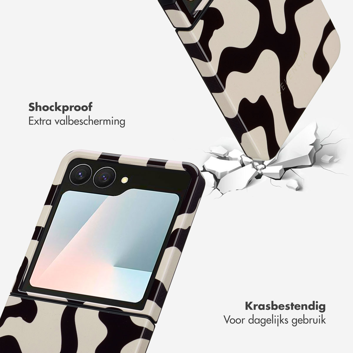 Une coque de téléphone avec un motif de vache est montrée. Elle tombe et frappe une surface, représentée par des fissures.