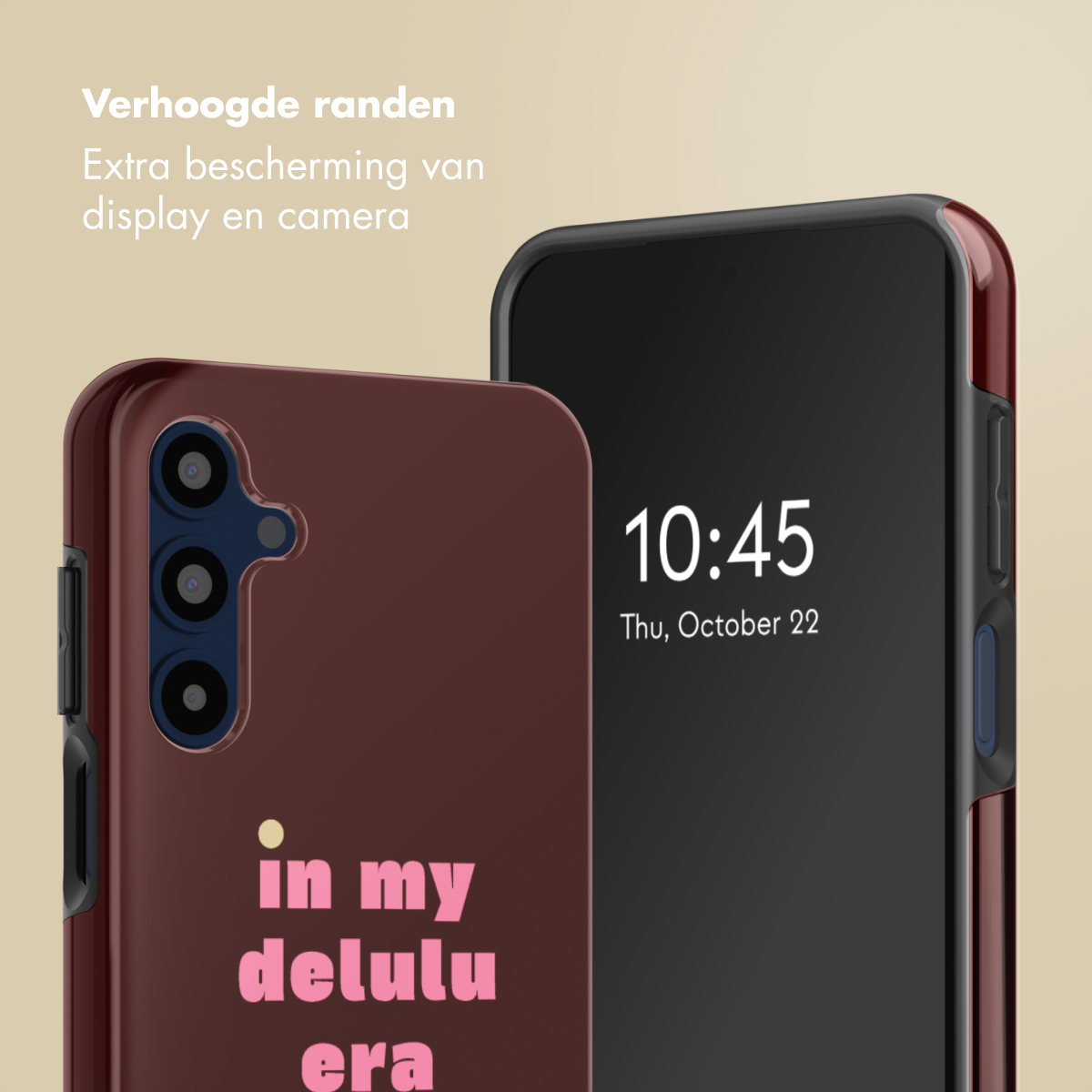 Twee telefoons, een met een hoesje met 'in my delulu era', de andere toont een vergrendelscherm met de tijd en datum.