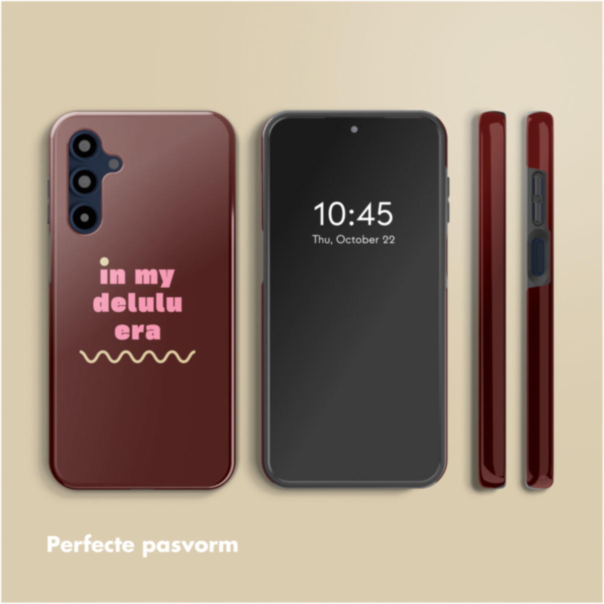 Drie telefoons en hoesjes worden getoond. Eén telefoon heeft een scherm met de tijd. De hoesjes zijn bordeauxrood met tekst.