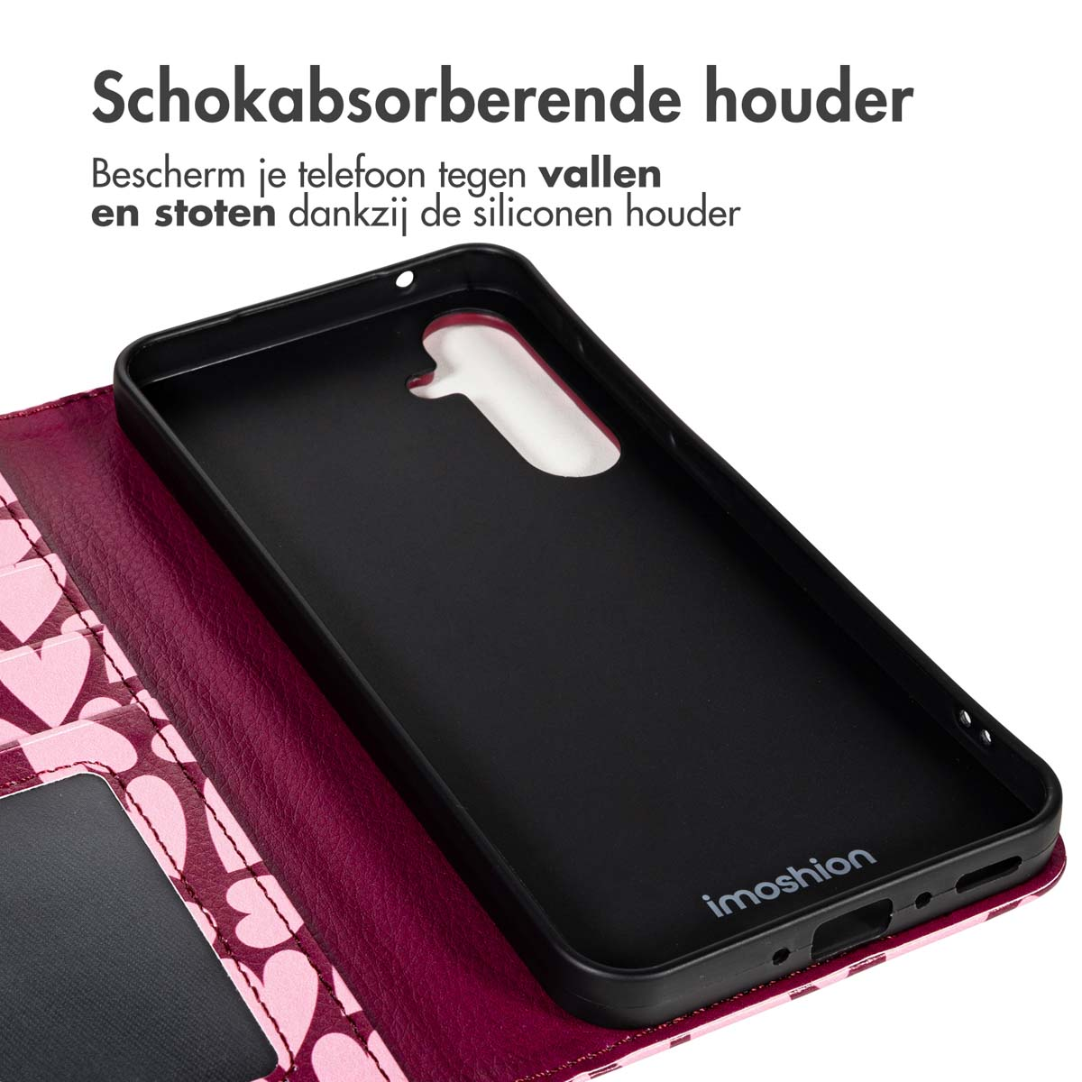 Zwarte telefoonhoes open, de binnenkant tonend. Hartpatroon links, paarse en roze kleuren. Tekst in het Nederlands bovenaan.