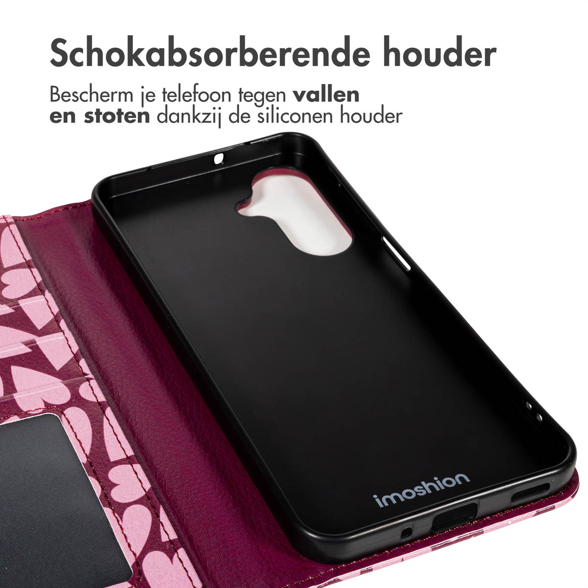 Een zwarte telefoonhoes met een open ontwerp, in een paarse portemonneehoes met een roze hartpatroon.