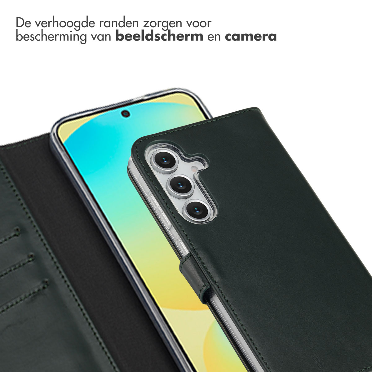 Een smartphone in een donkergroene hoes. De telefoon is open en toont het scherm. De hoes heeft een magnetische sluiting.