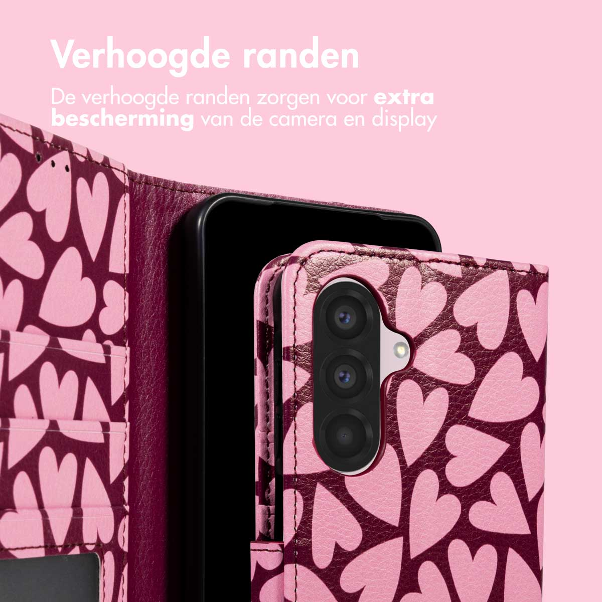 Smartphone in roze hoesje met hartjespatroon. De hoes is open en toont camera en scherm. Nederlandse tekst is zichtbaar.
