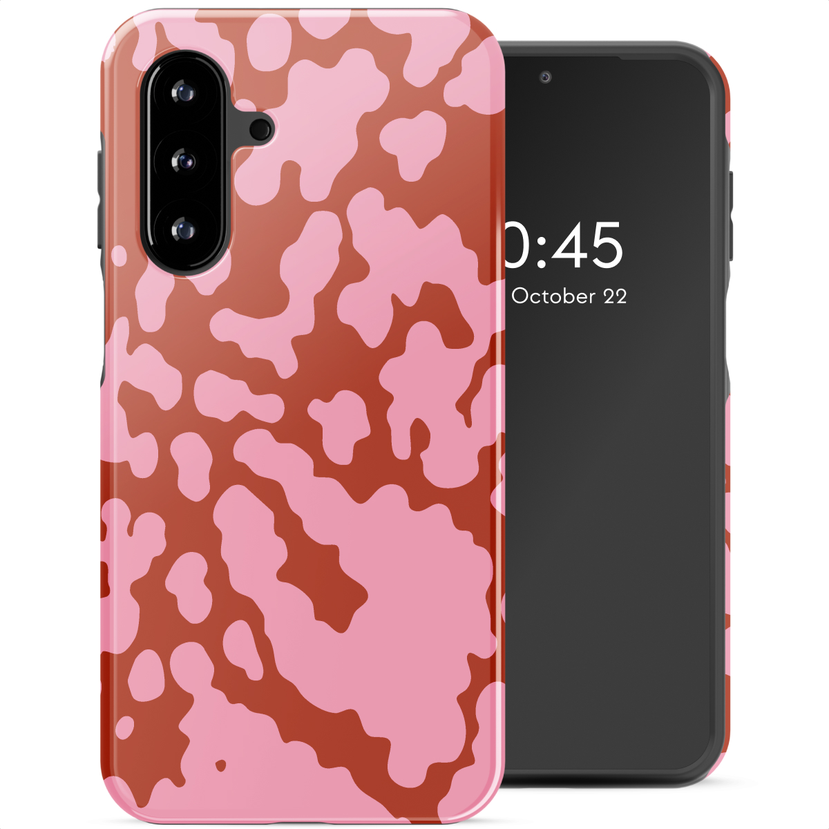 Een telefoon met een roze en bruine koeienprint hoesje staat naast een zwarte telefoon met 0:45 oktober 22.