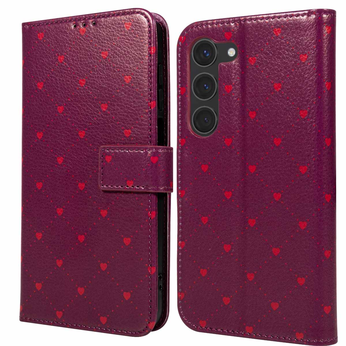 Un étui de téléphone bordeaux avec des motifs de cœurs rouges. C'est un étui à rabat avec une fermeture magnétique. L'étui a trois objectifs de caméra.