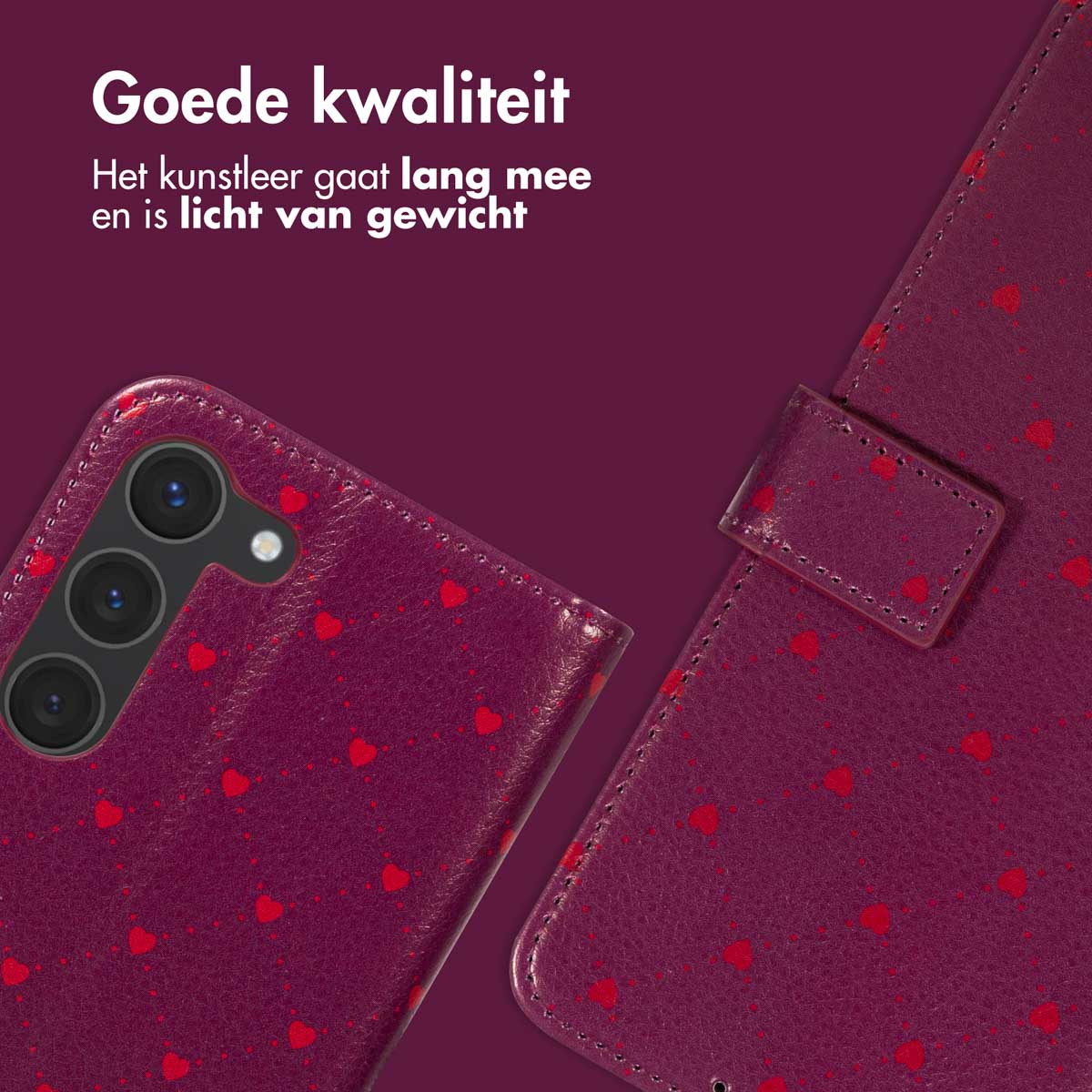 Gros plan d'un étui de téléphone violet avec des cœurs rouges et un téléphone avec des caméras. Texte néerlandais: 'Bonne qualité'.