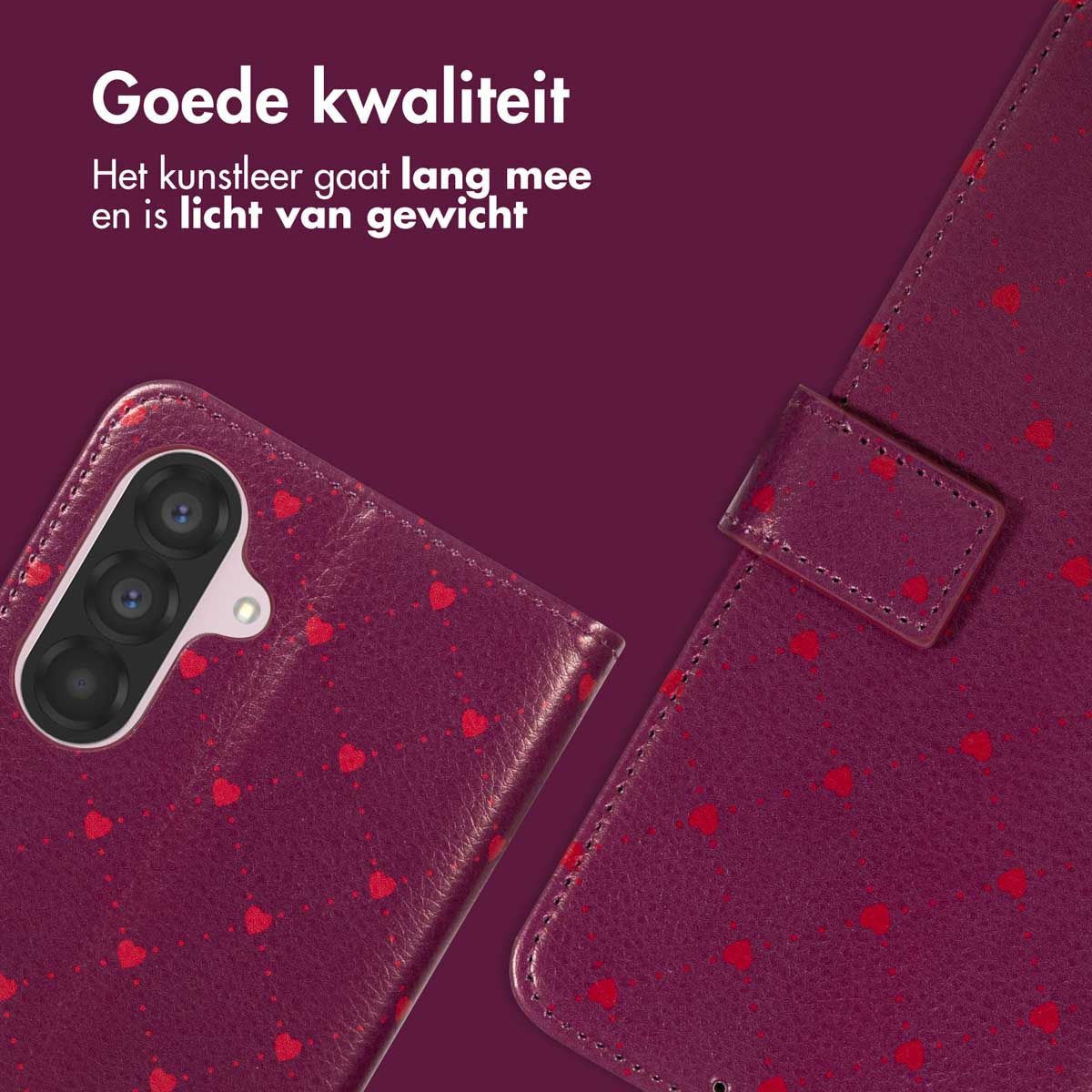 Gros plan sur un étui de téléphone avec un motif de cœurs. L'étui est violet et les cœurs sont rouges. Un téléphone est visible.