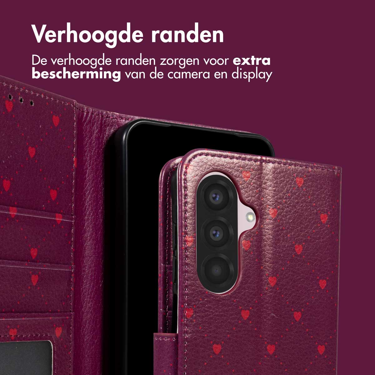 Un étui de téléphone bordeaux avec des cœurs rouges est ouvert, révélant un smartphone. L'étui a des bords surélevés pour la protection de l'appareil photo et de l'écran.