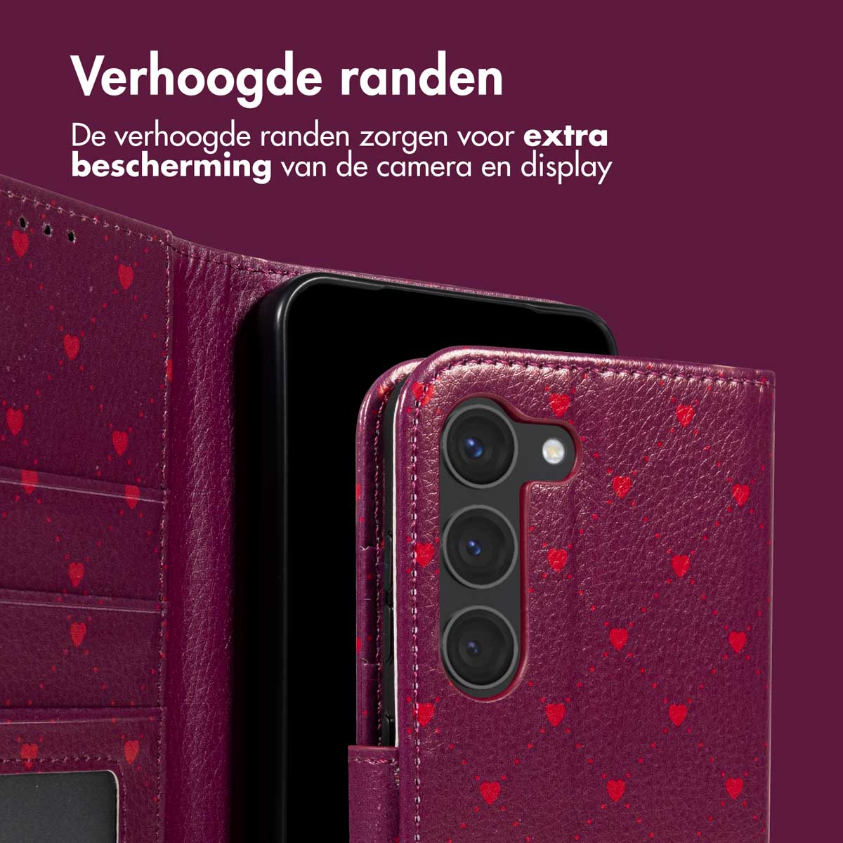 Un étui de téléphone bordeaux avec des motifs de coeurs rouges protège un téléphone noir. L'étui a des bords surélevés pour protéger l'appareil photo et l'écran.
