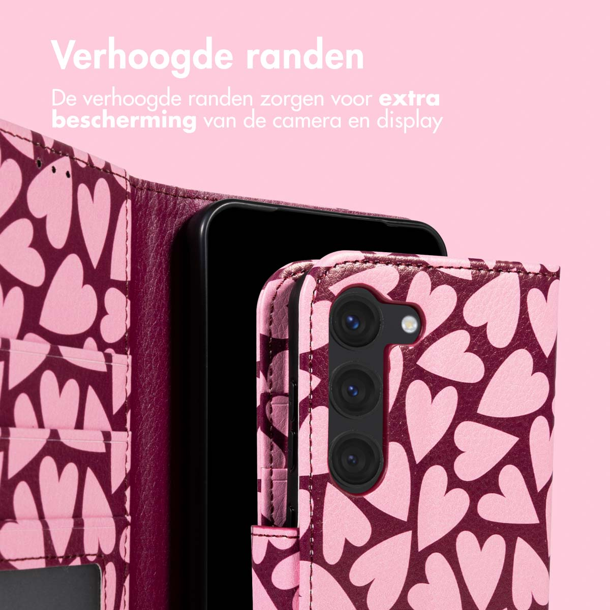 Una custodia per telefono con motivo a cuore protegge un telefono. La custodia è aperta, mostrando la fotocamera del telefono. Dominano rosa e bordeaux.