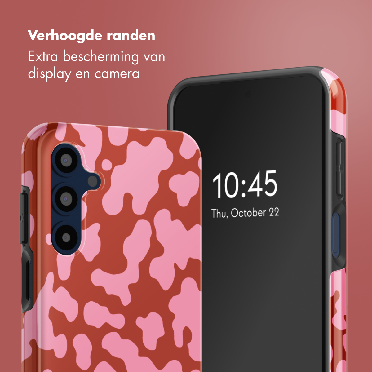 Twee telefoons met hoesjes. Eén hoesje is rood met roze vlekken. De andere telefoon toont de tijd: 10:45, 22 oktober.