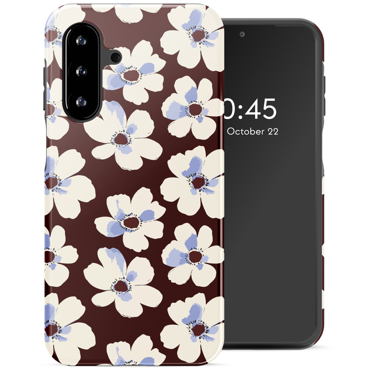 Een telefoon met een hoesje met witte bloemen met blauwe centra op een donkerbruine achtergrond. De telefoon toont tijd en datum.