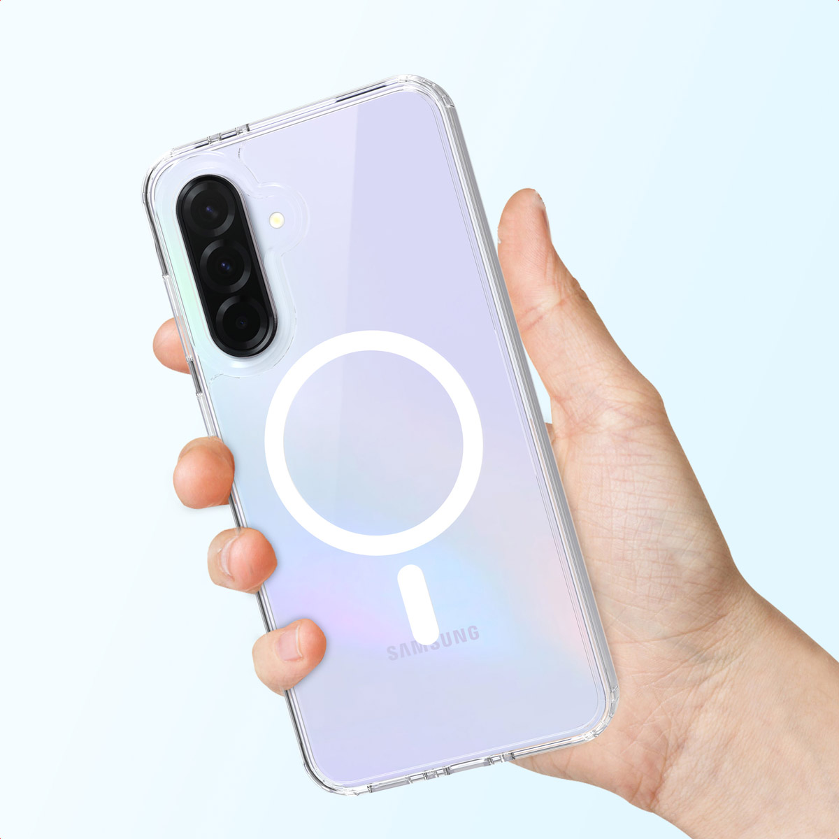 Une main tenant une coque de téléphone transparente avec un motif de cercle blanc sur un fond bleu dégradé. Le téléphone est un Samsung.