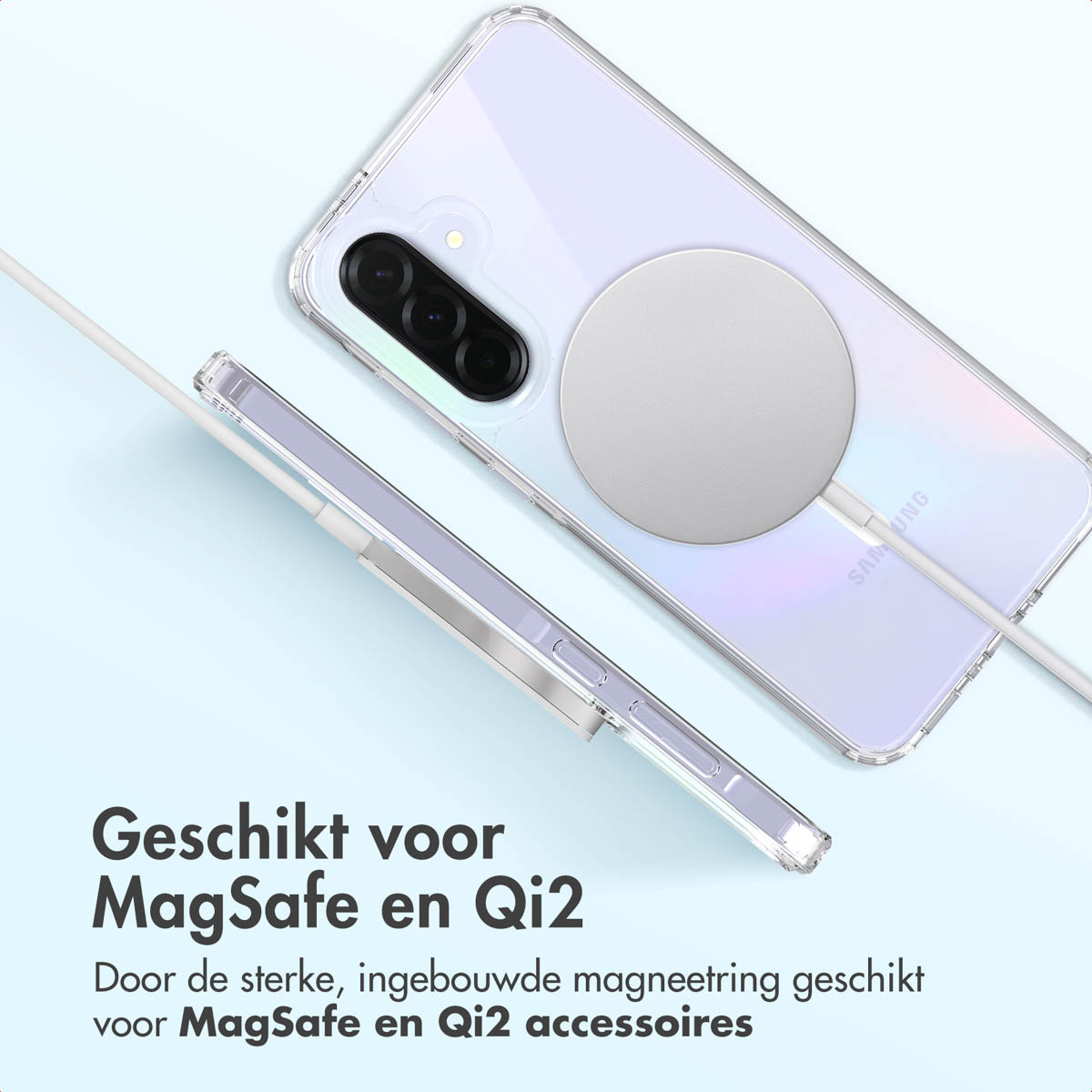 Une coque de téléphone transparente avec un chargeur MagSafe attaché. Le téléphone est blanc et le fond est bleu clair avec du texte néerlandais.
