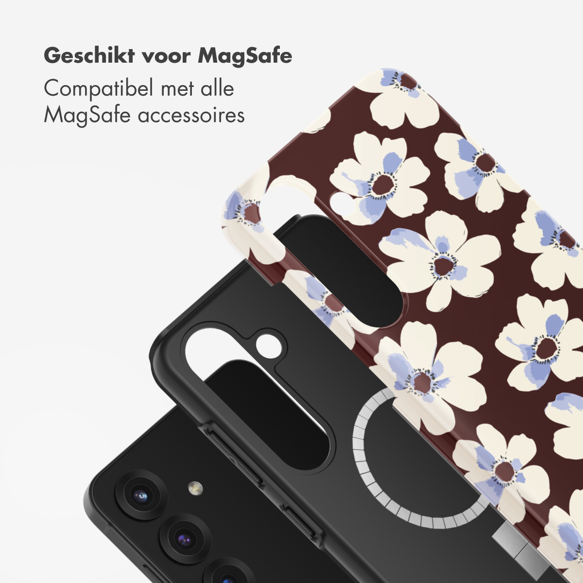 Een telefoonhoesje met een wit en blauw bloemenpatroon wordt over een zwarte telefoon geplaatst. De hoes en de telefoon staan op een witte achtergrond.