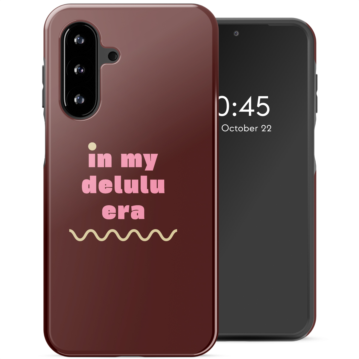 Een smartphone met een bordeauxrode hoes met de tekst 'in my delulu era'. Het scherm toont 0:45, 22 oktober.