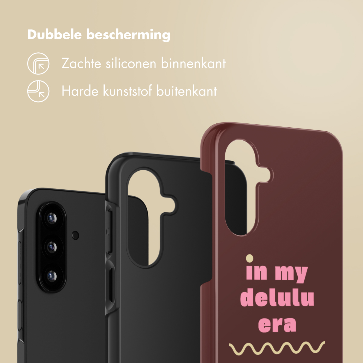Drie telefoonhoesjes: zwart, donkergrijs en bordeauxrood. Op de bordeauxrode hoes staat 'in my delulu era'. Tekst: Dubbele bescherming.