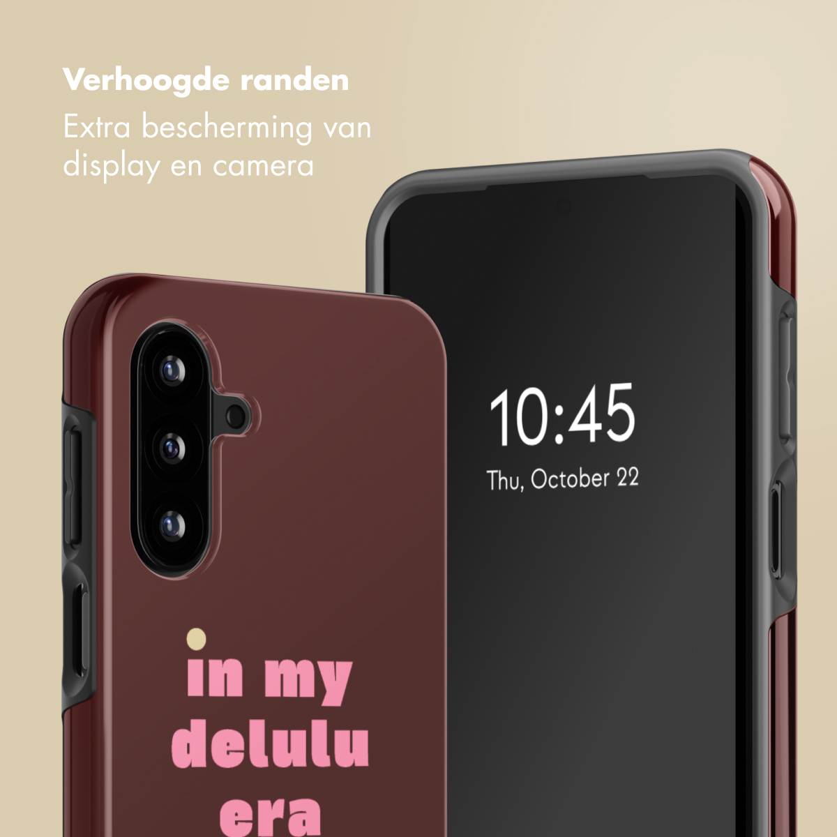 Close-up van twee telefoonhoesjes. Links bruin met roze tekst. Rechts toont het scherm tijd en datum.