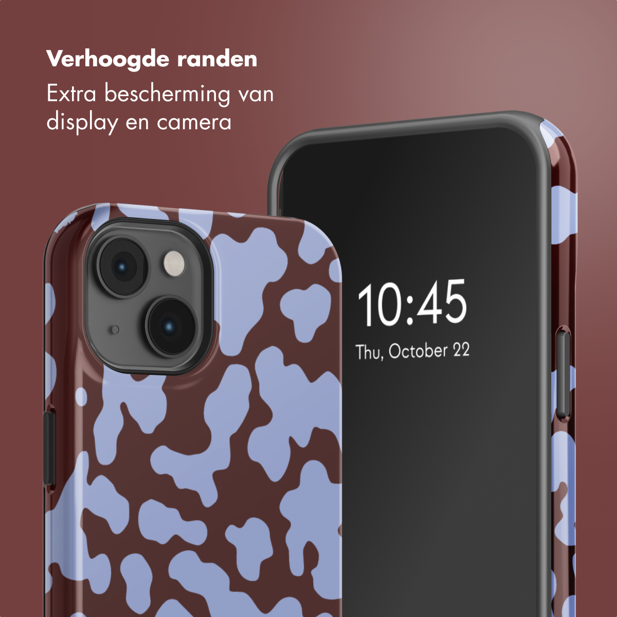 Due smartphone. Uno mostra l'ora 10:45. Entrambi hanno custodie protettive con motivi a mucca blu e marroni. Testo a sinistra: protezione extra.