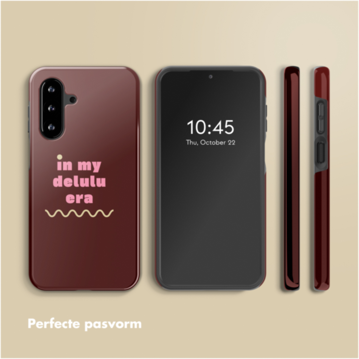 L'immagine mostra tre custodie per telefono. Una ha il testo 'in my delulu era'. Un'altra mostra l'ora. La terza mostra il lato di una custodia.
