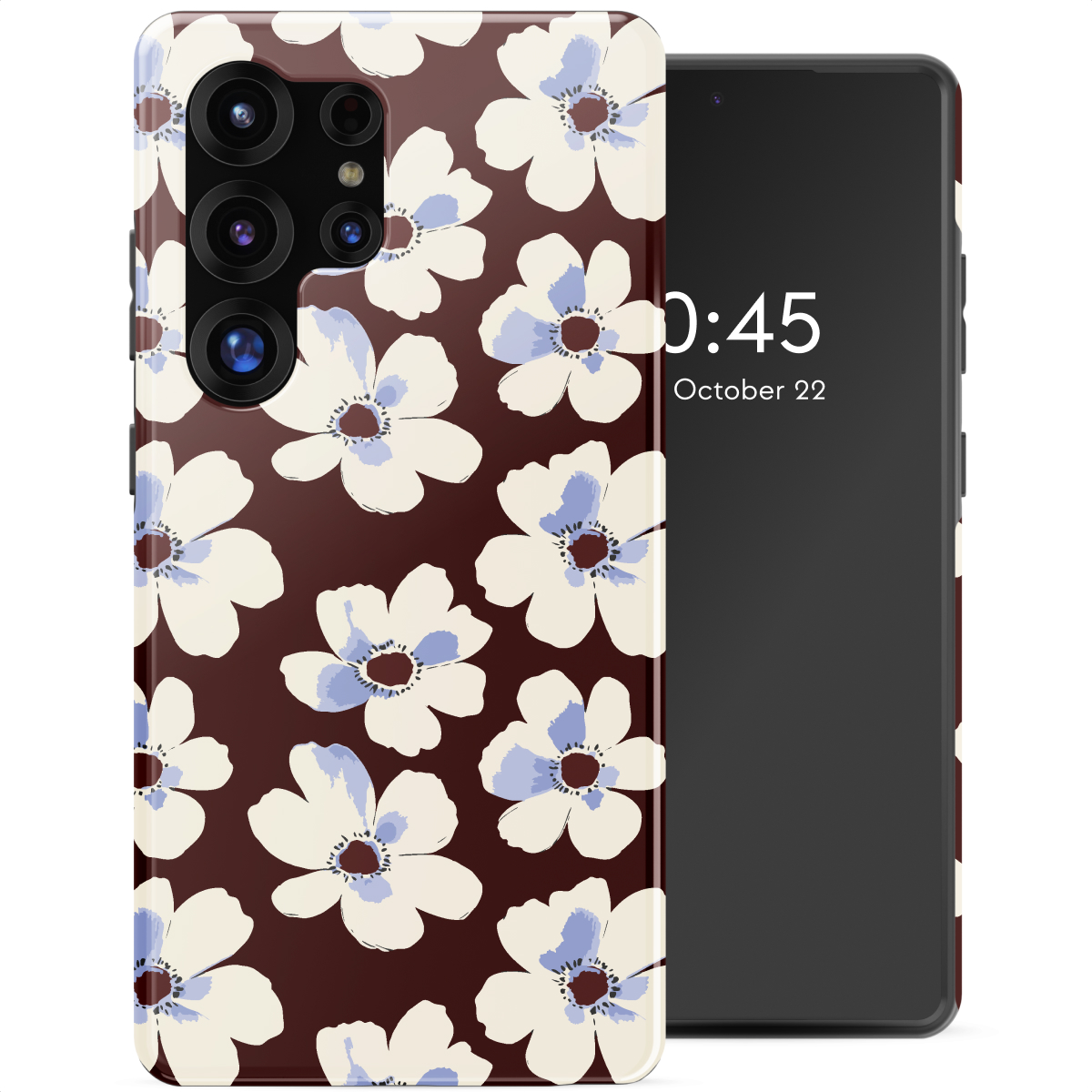 Une coque de téléphone avec un motif de fleurs blanches et bleues. L'écran du téléphone affiche l'heure et la date. Fond marron foncé.