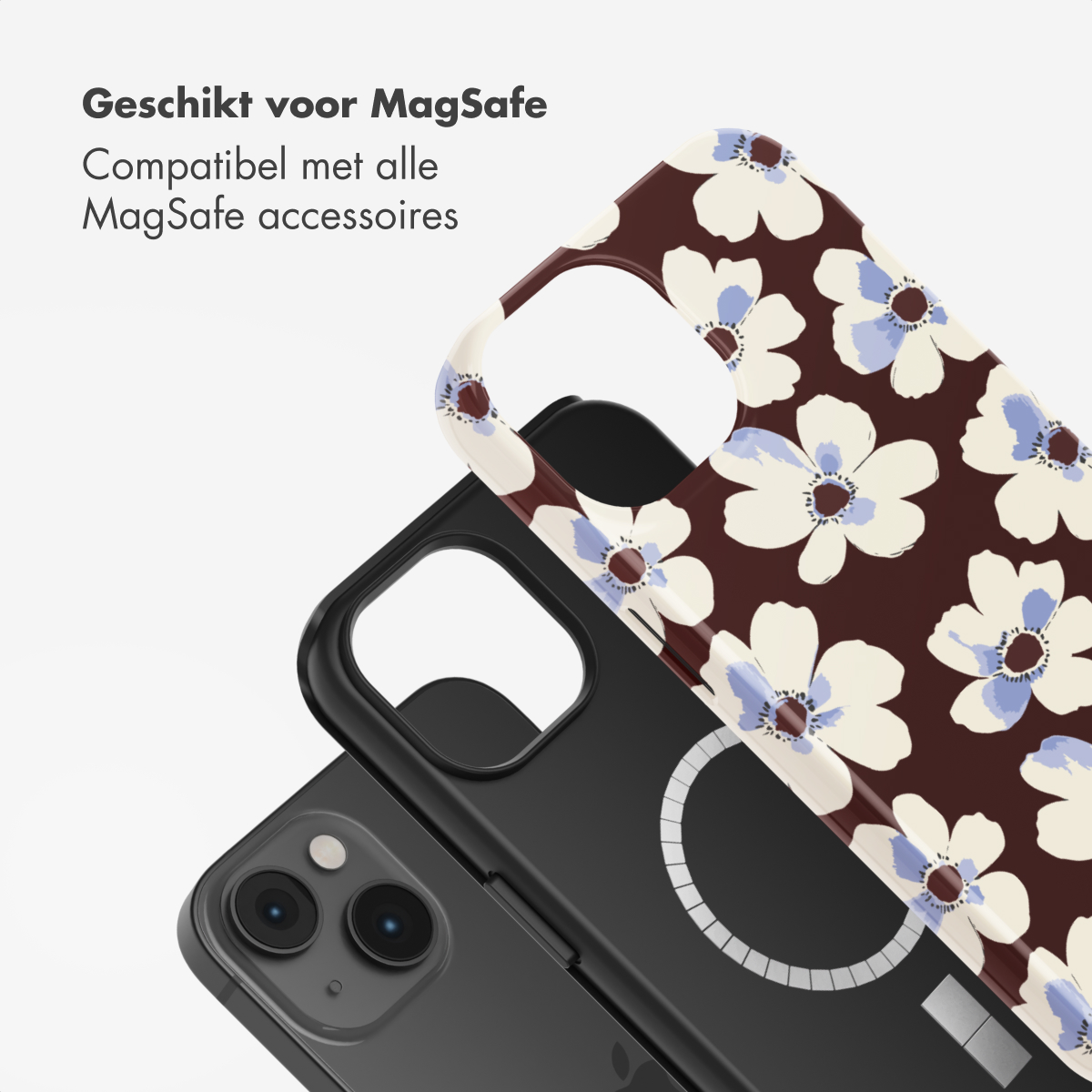 Een telefoonhoesje met een bloemenontwerp is op een zwarte telefoon geplaatst. De hoes heeft een bruine achtergrond met witte en blauwe bloemen.